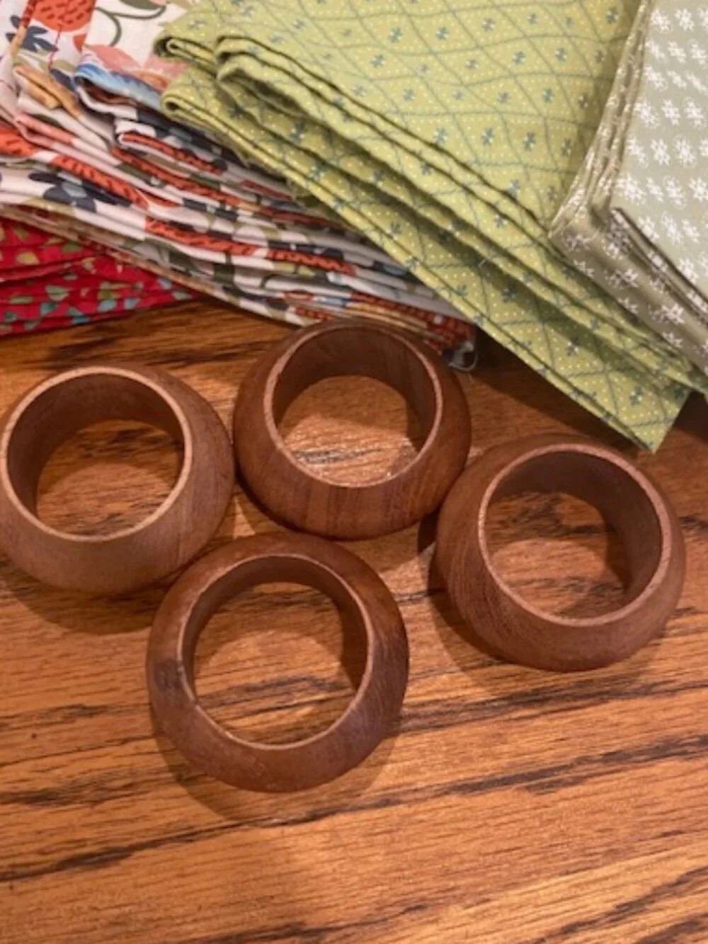 Vintage-Style Cotton Blend Fabric Napkins and Wooden Rings Set